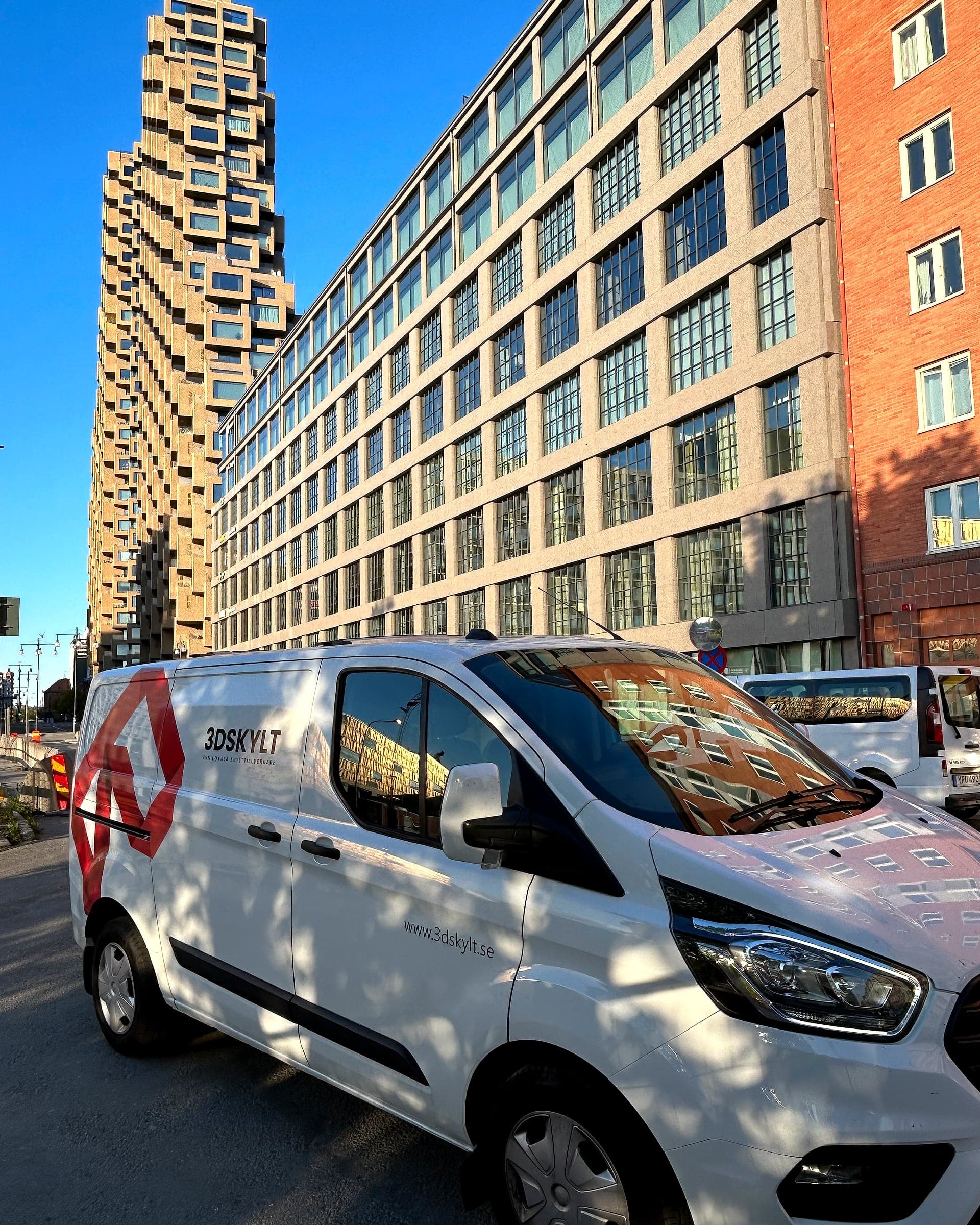 3D Skylts servicebil i Hagastaden, Stockholm – skyltmontage på plats