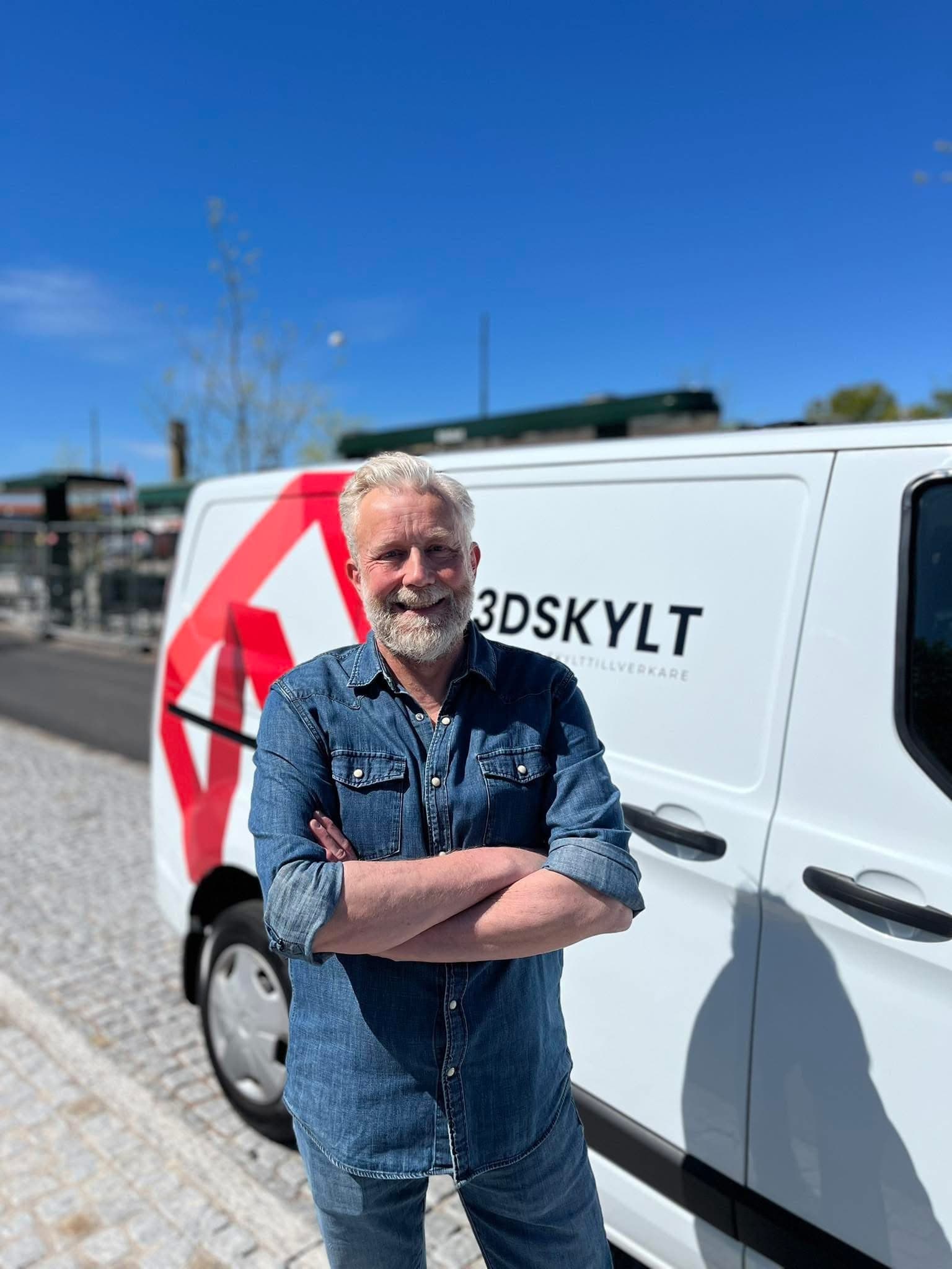 3D Skylt – din lokala skylttillverkare, framför servicebilen