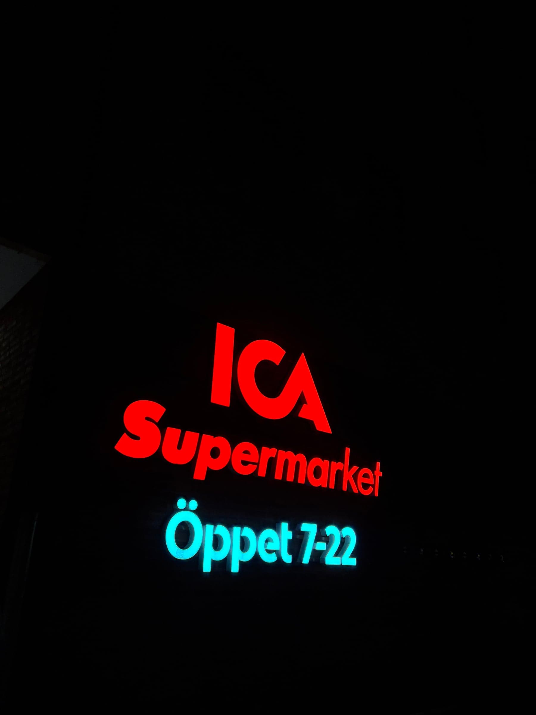 ICA Supermarket i Stockholm – 3D LED-skylt med röd logotyp och belyst öppettidsskylt i kvällsmörker