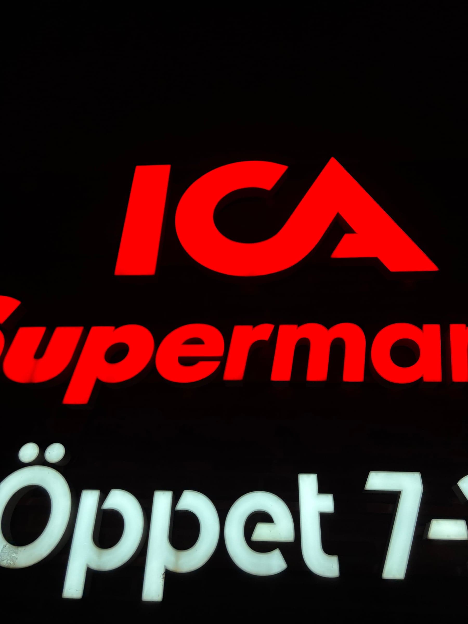 Närbild på 3D LED-bokstäverna för ICA Supermarket i Stockholm – uppbyggda bokstäver med jämnt LED-ljus