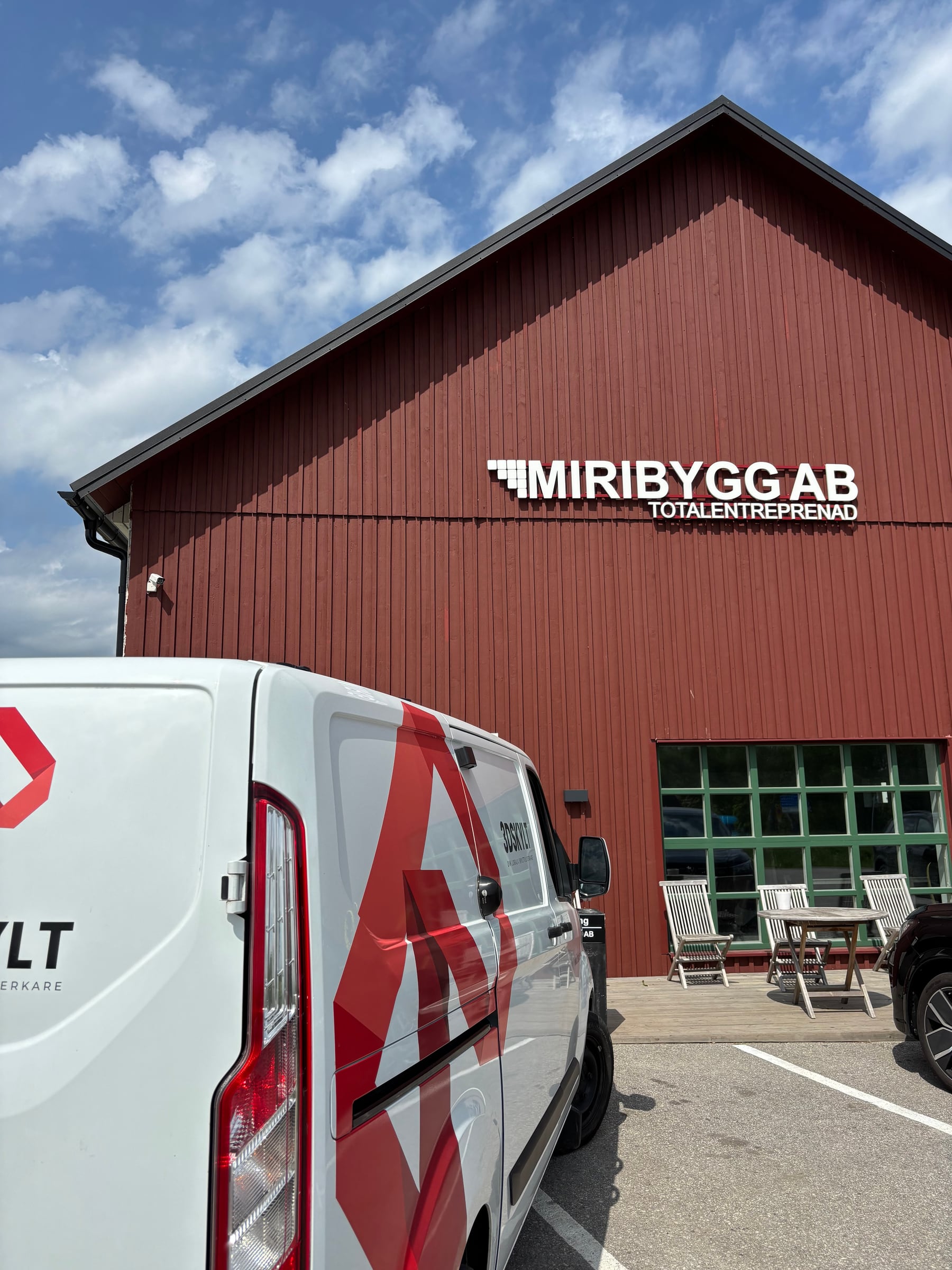 Fasadskylt för Miribygg AB i Bernstorp, Malmö – vita 3D-bokstäver i akryl och frigolit på röd träfasad