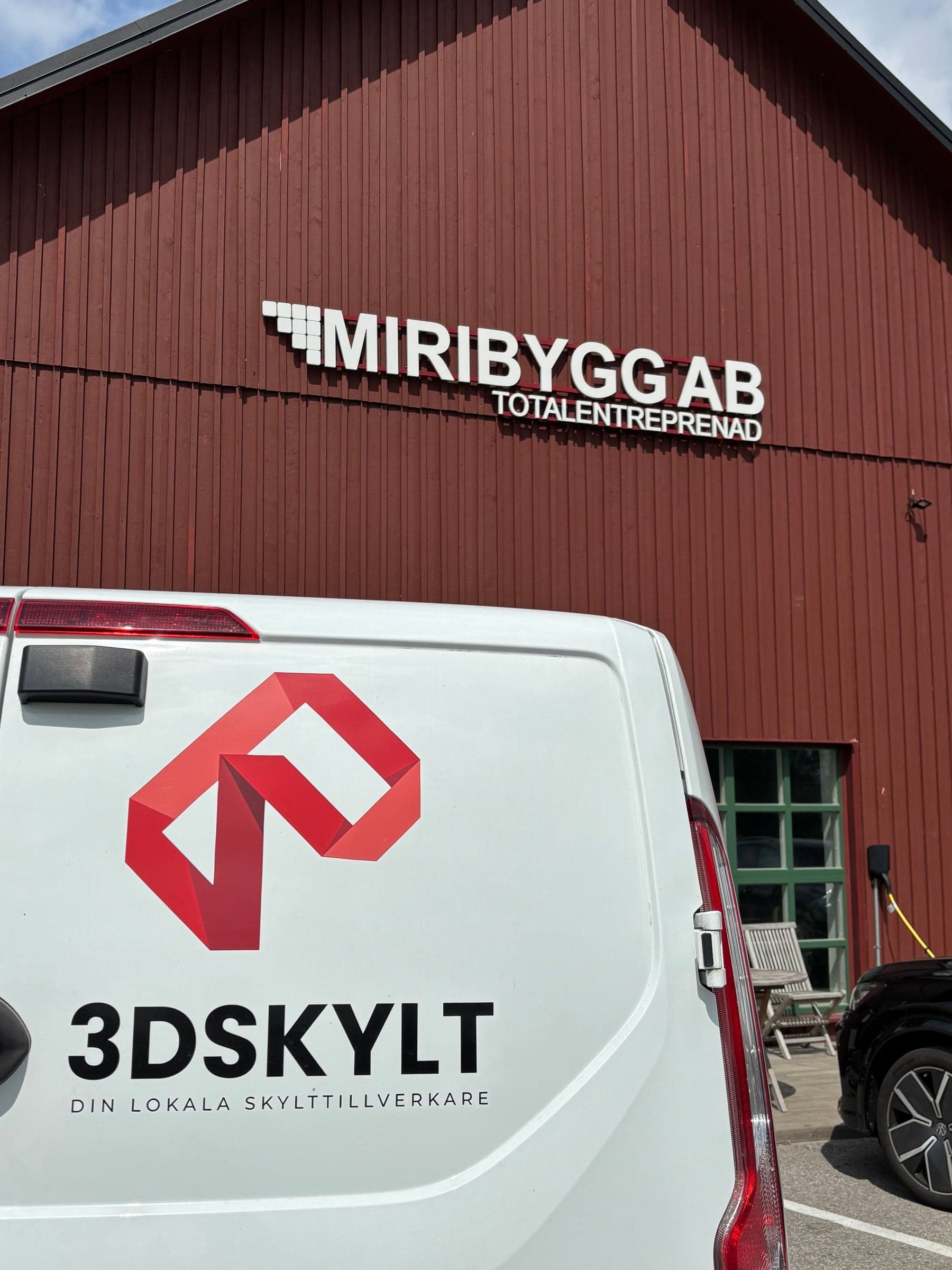 Miribygg AB Totalentreprenad – 3D-bokstäverna på fasaden i Bernstorp, med 3D Skylts servicebil i förgrunden