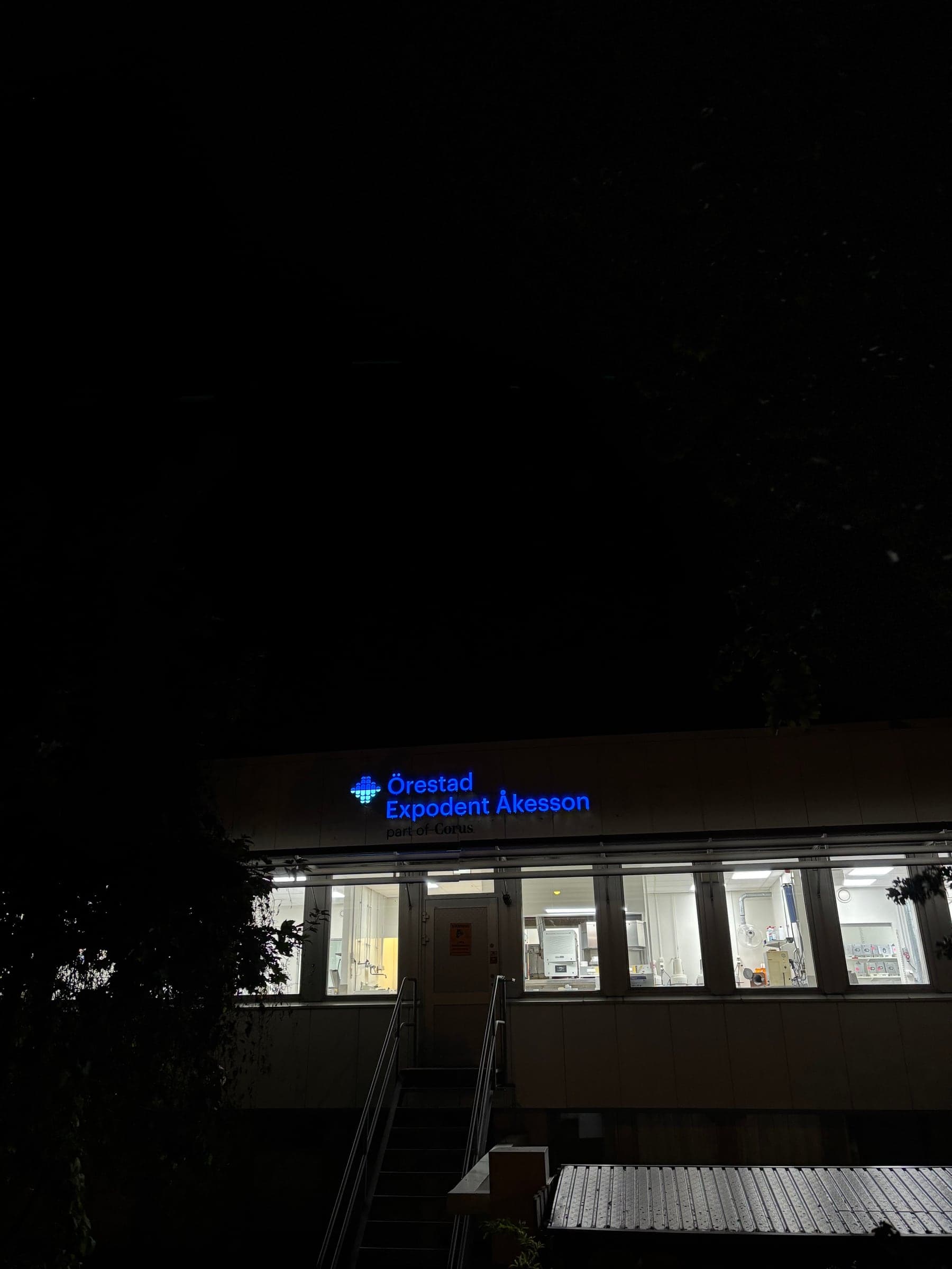 Örestad Expodent Åkesson i Limhamn – entrén med den blå LED-skylten tänd