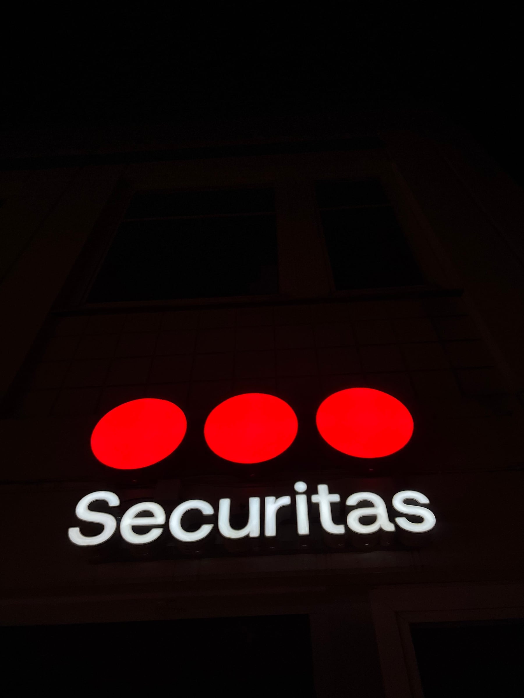 Fasadskylt för Securitas i Göteborg – tre röda belysta cirklar och vita 3D LED-bokstäver på kvällen