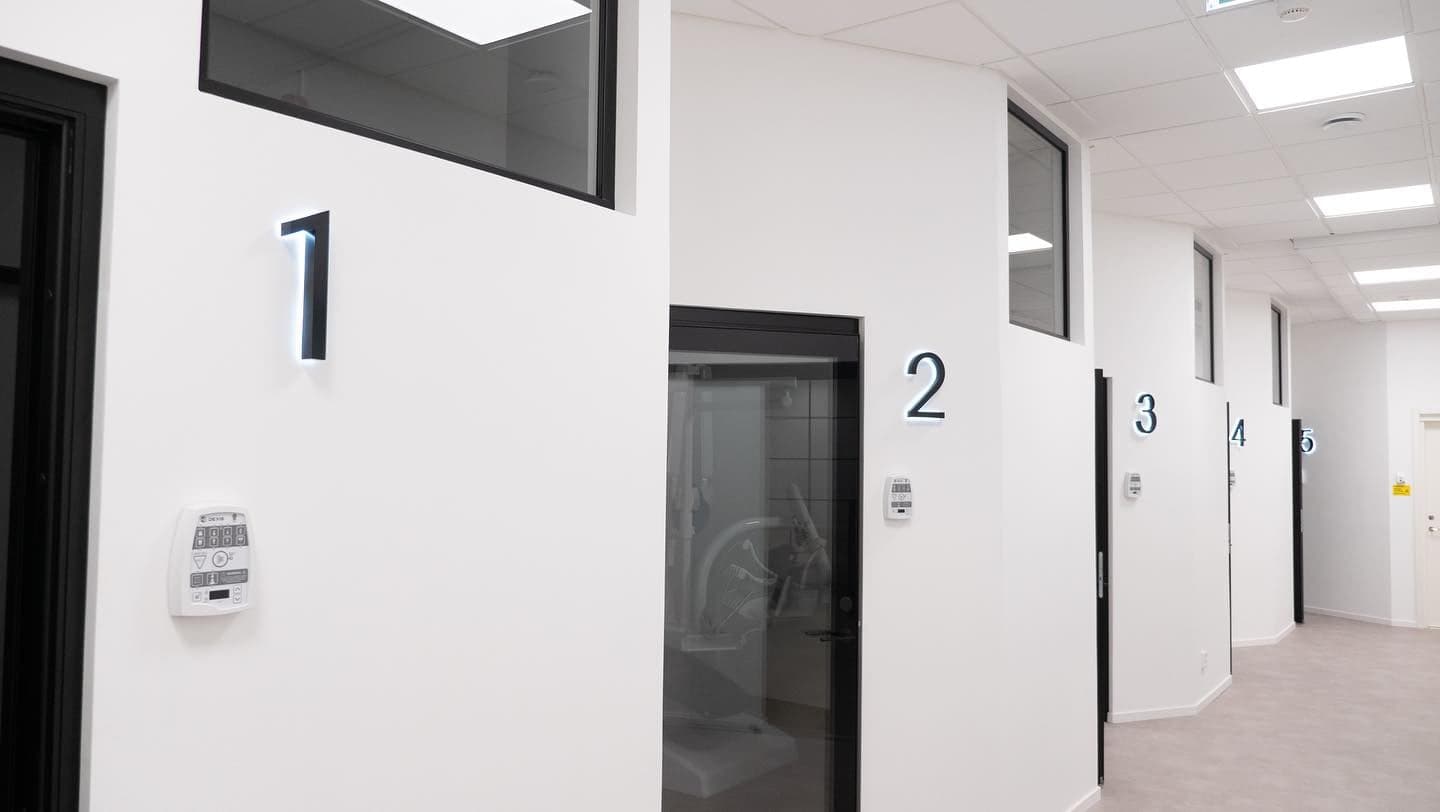 Bakbelyst våningssiffra på en tandläkarklinik – belysta siffror från 3D Skylt