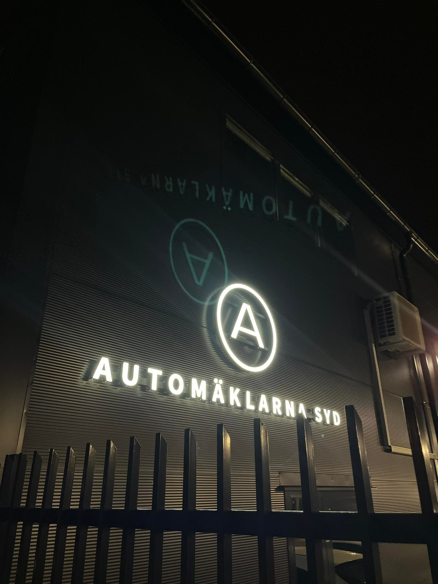 Automäklarna Syds 3D LED-skylt belyst på kvällen