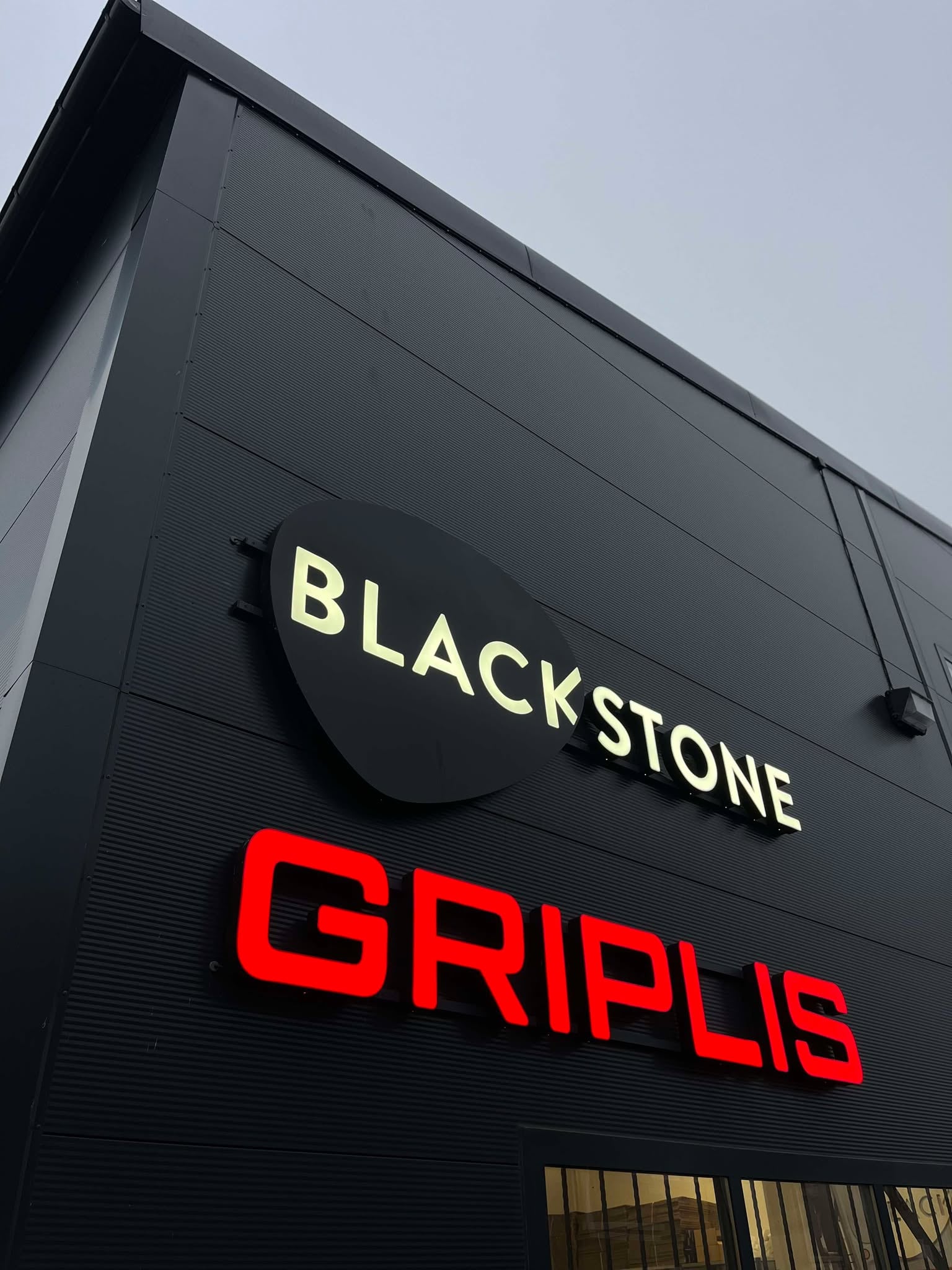 Fasadskyltar · 3D LED-skylt för Blackstone + Griplis i Stockholm – foto 7 av 31