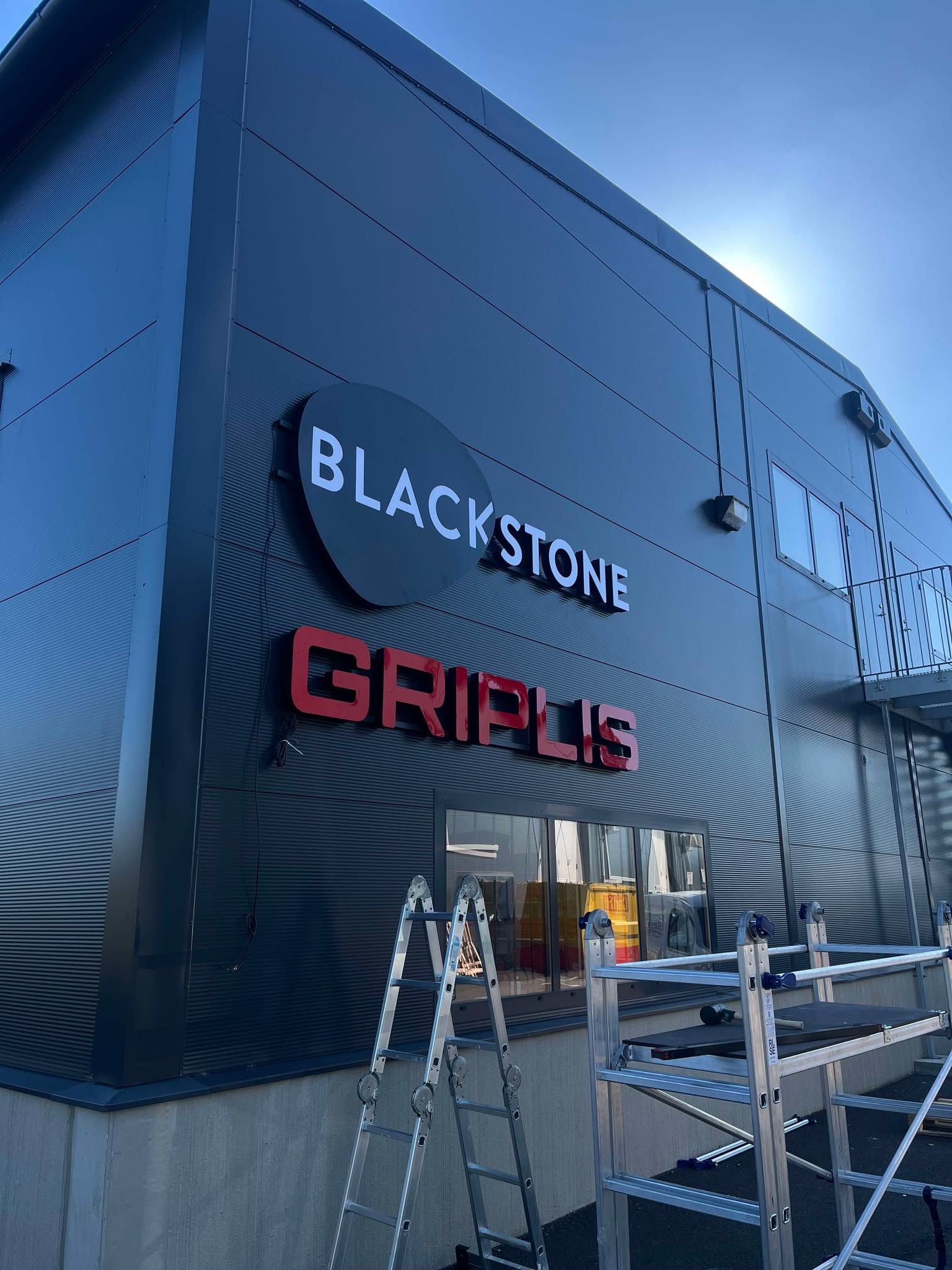 Fasadskyltar · 3D LED-skylt för Blackstone + Griplis i Stockholm – foto 9 av 31