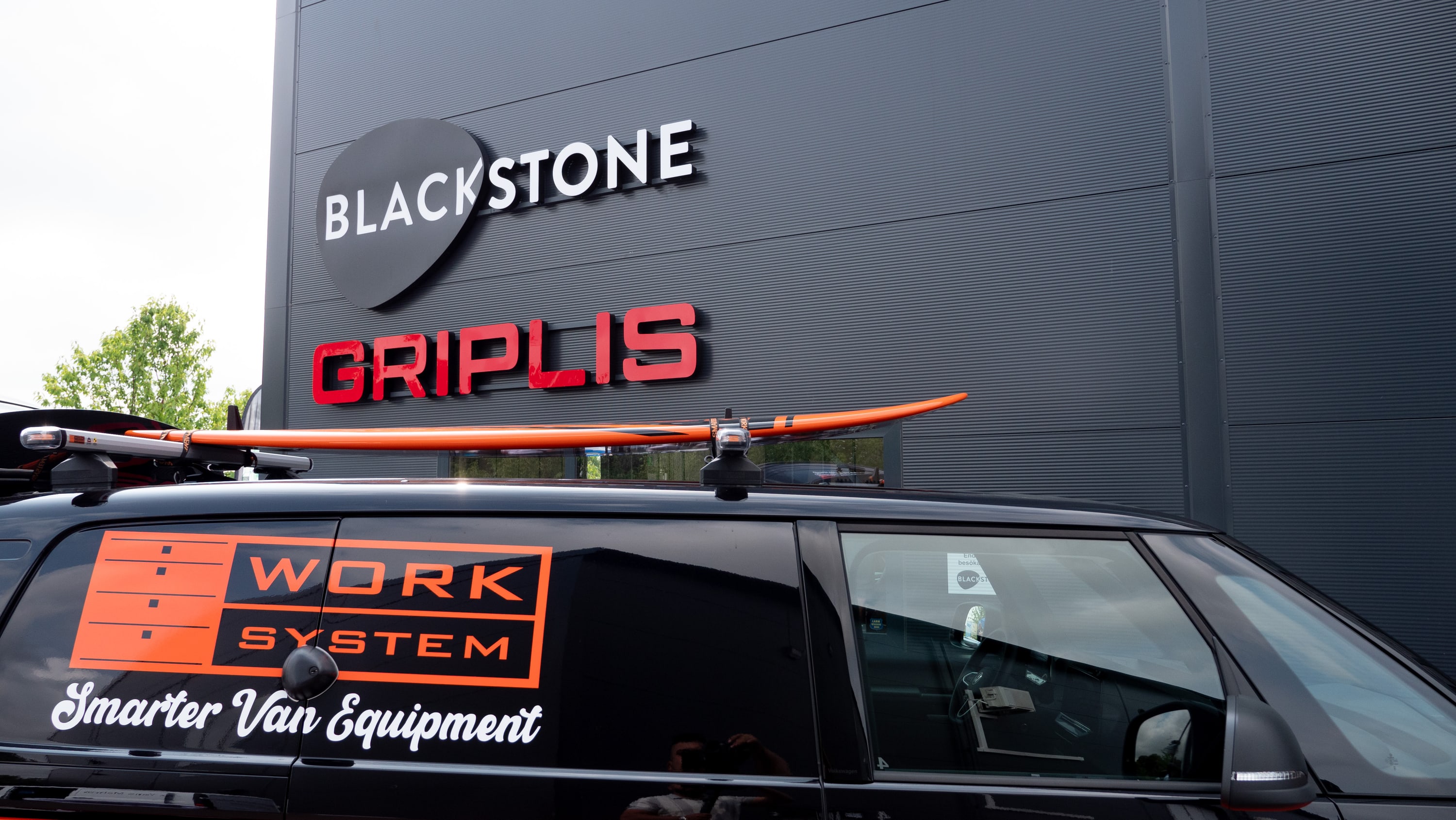 Fasadskyltar för Blackstone och Griplis
