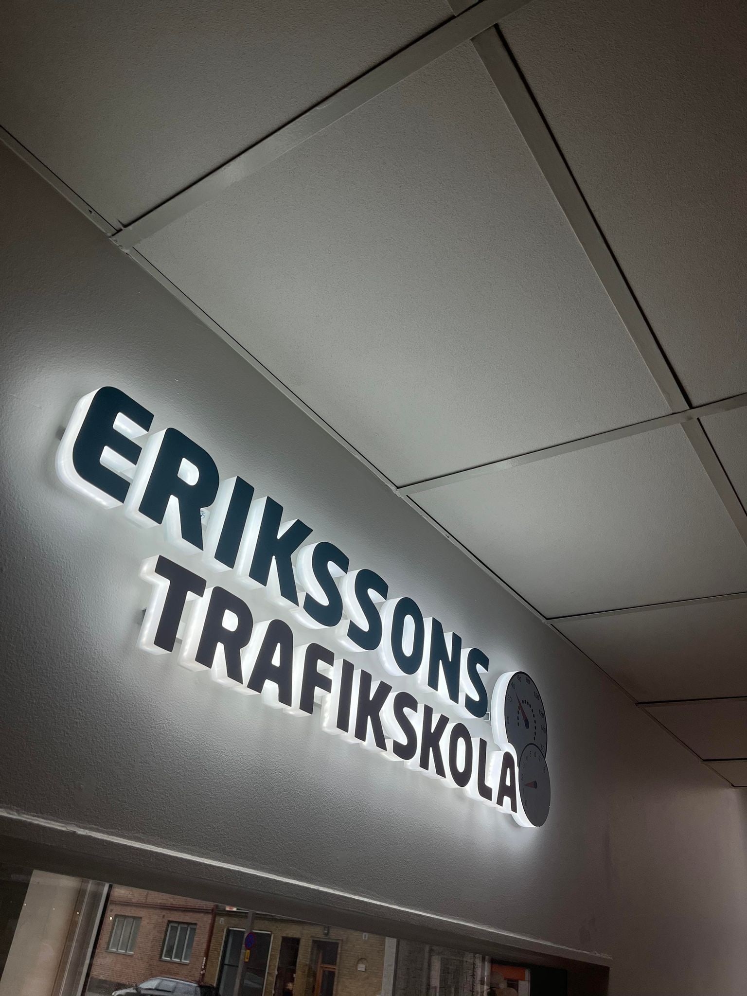 Belysta 3D-bokstäver för Erikssons Trafikskola