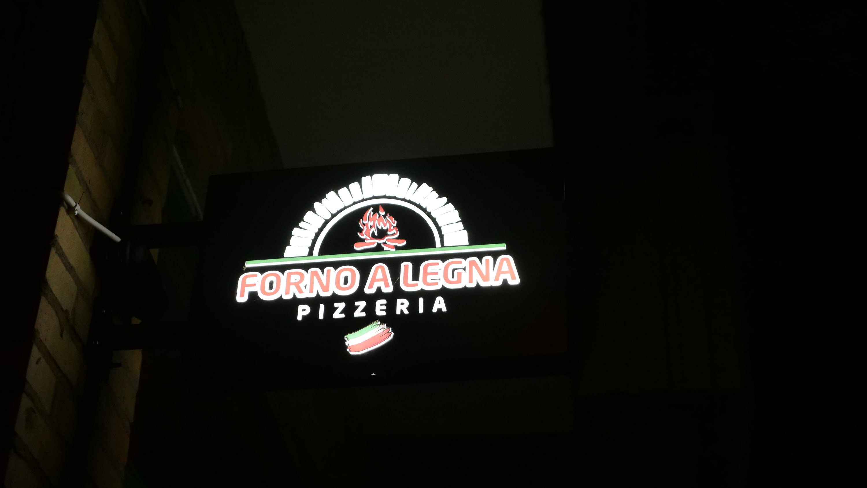 Belyst flaggskylt för Forno a Legna Pizzeria