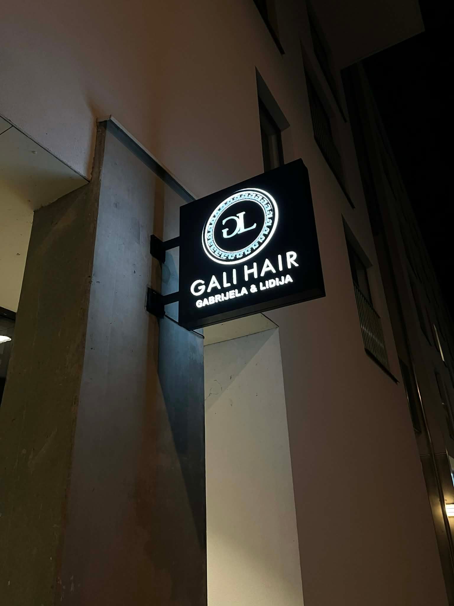 Flaggskylt för Gali Hair sedd underifrån