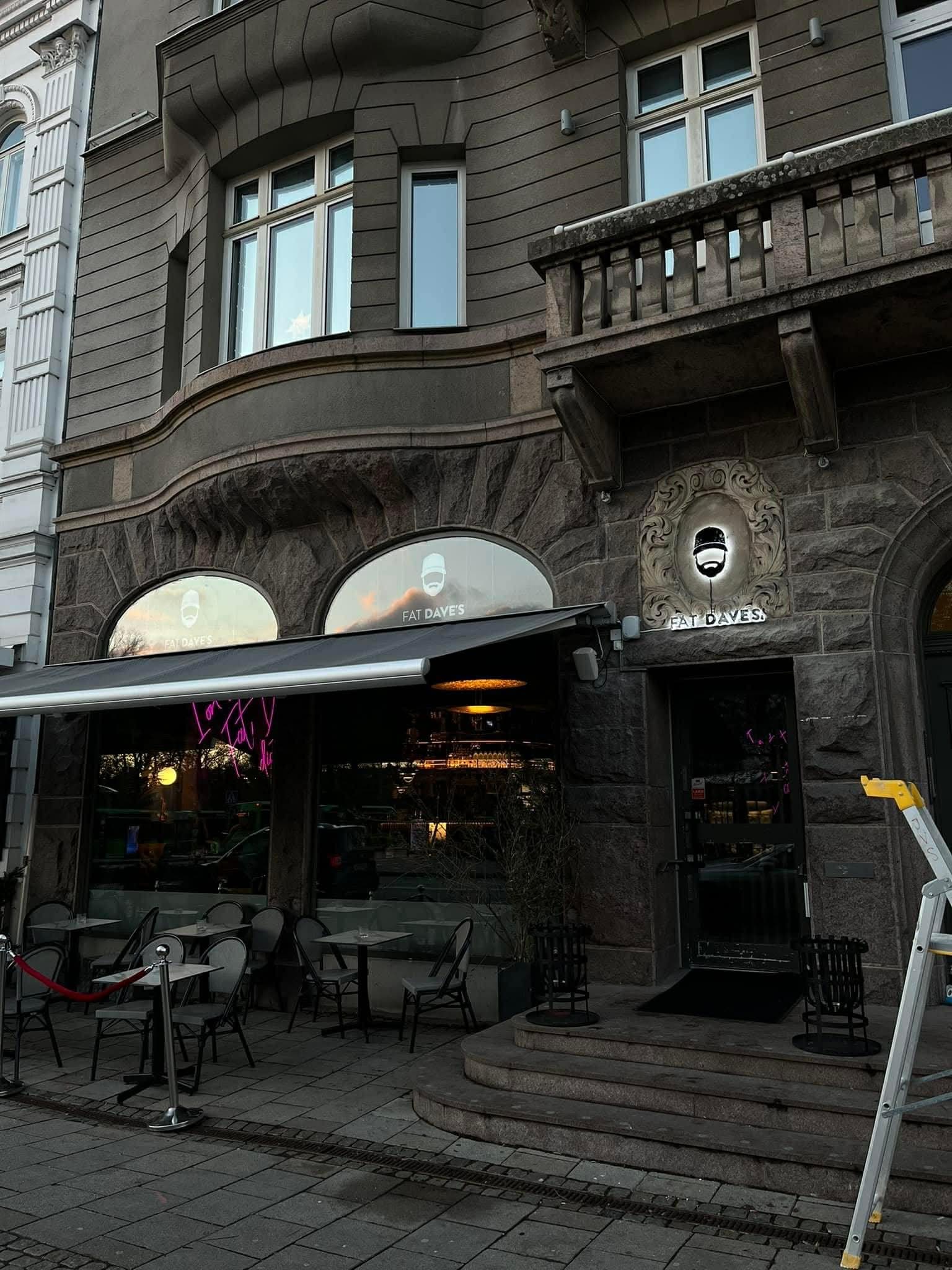 Fat Davés belysta logotyp och LED-neon i skyltfönstret