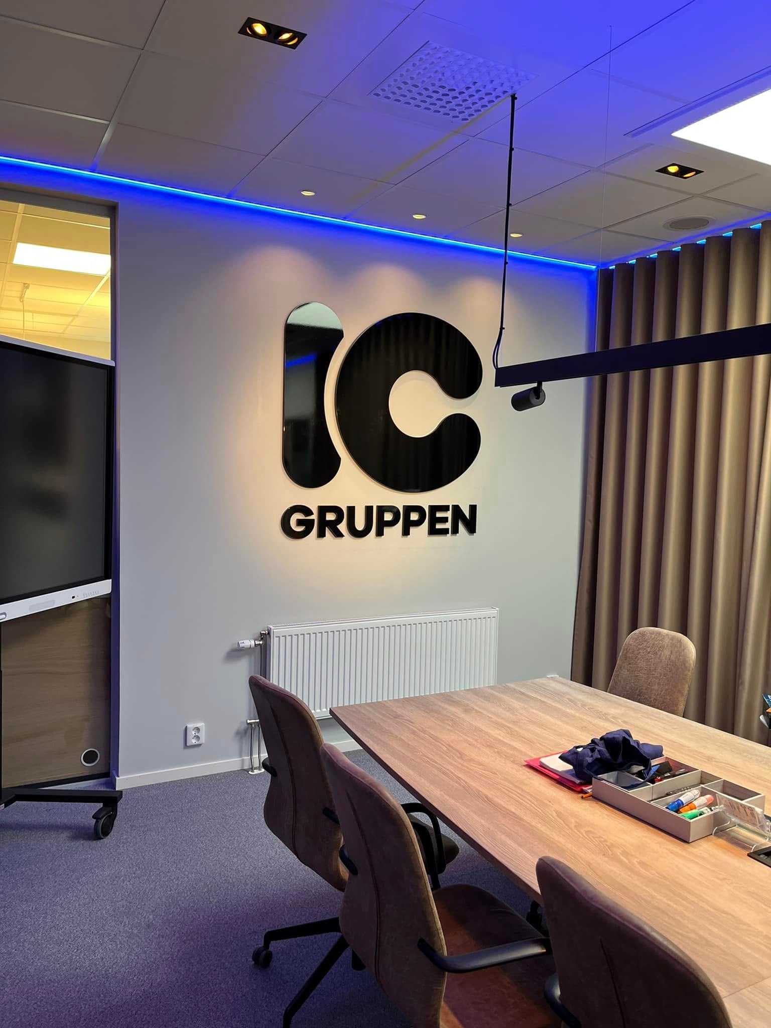IC Gruppens logotyp i 3D i konferensrum