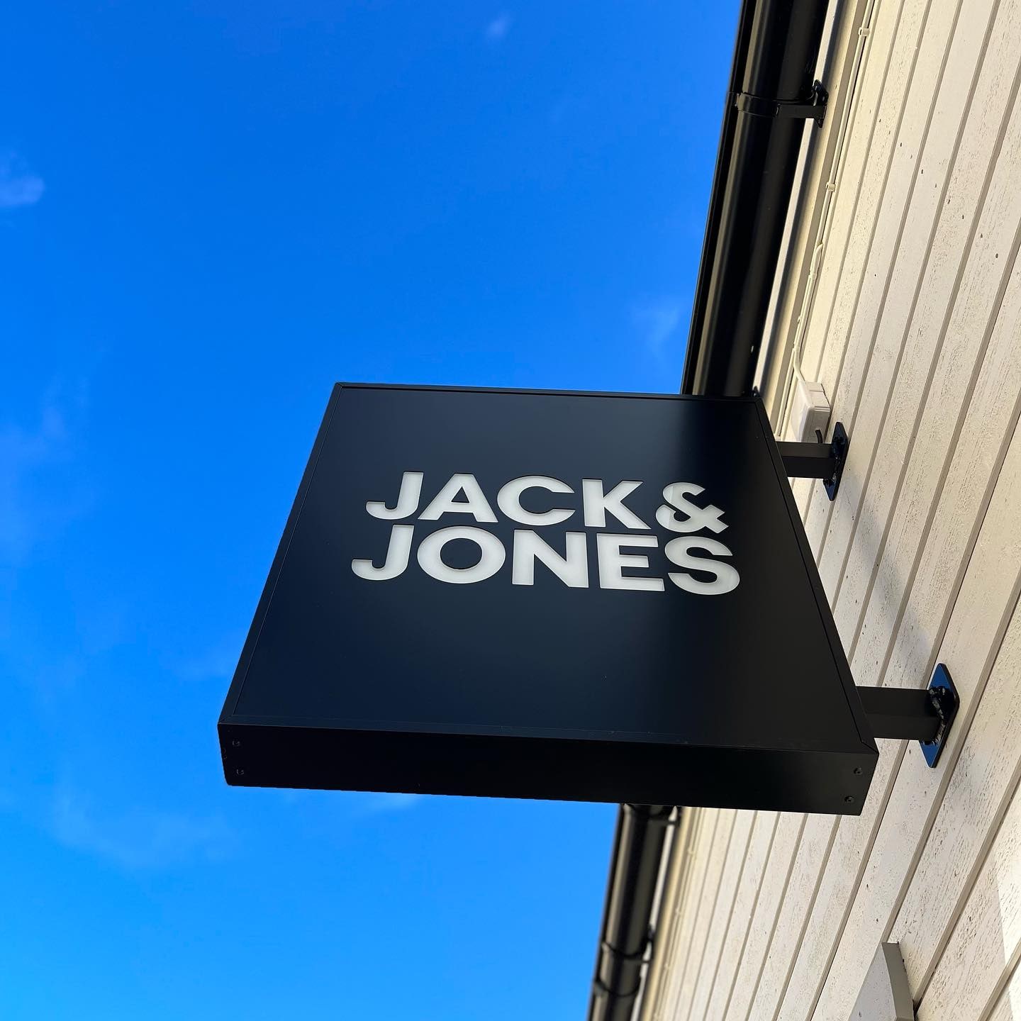 Flaggskylt för Jack & Jones