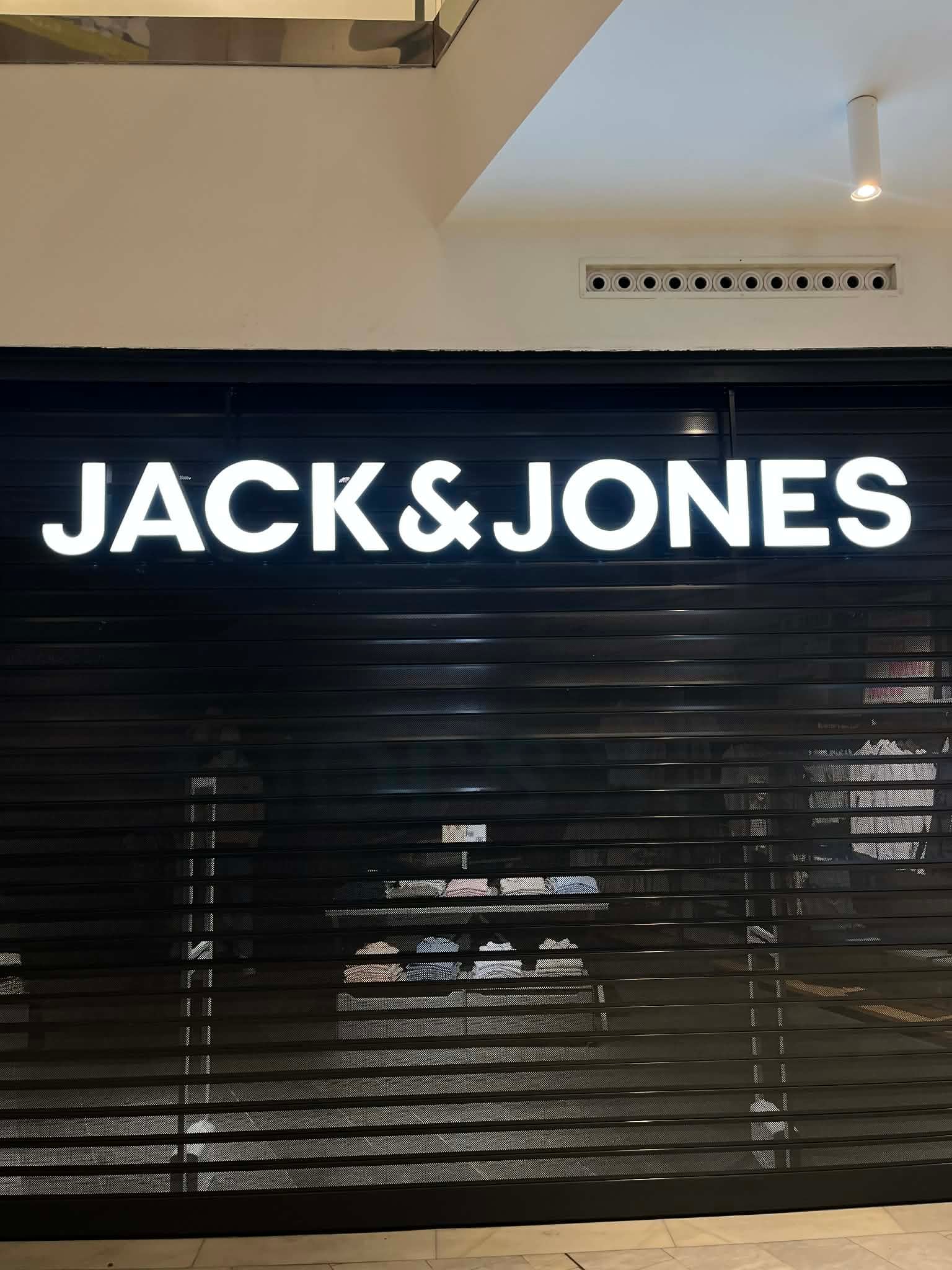 Flaggskylt · 3D LED-skylt för Jack & Jones i Stockholm – foto 2 av 4