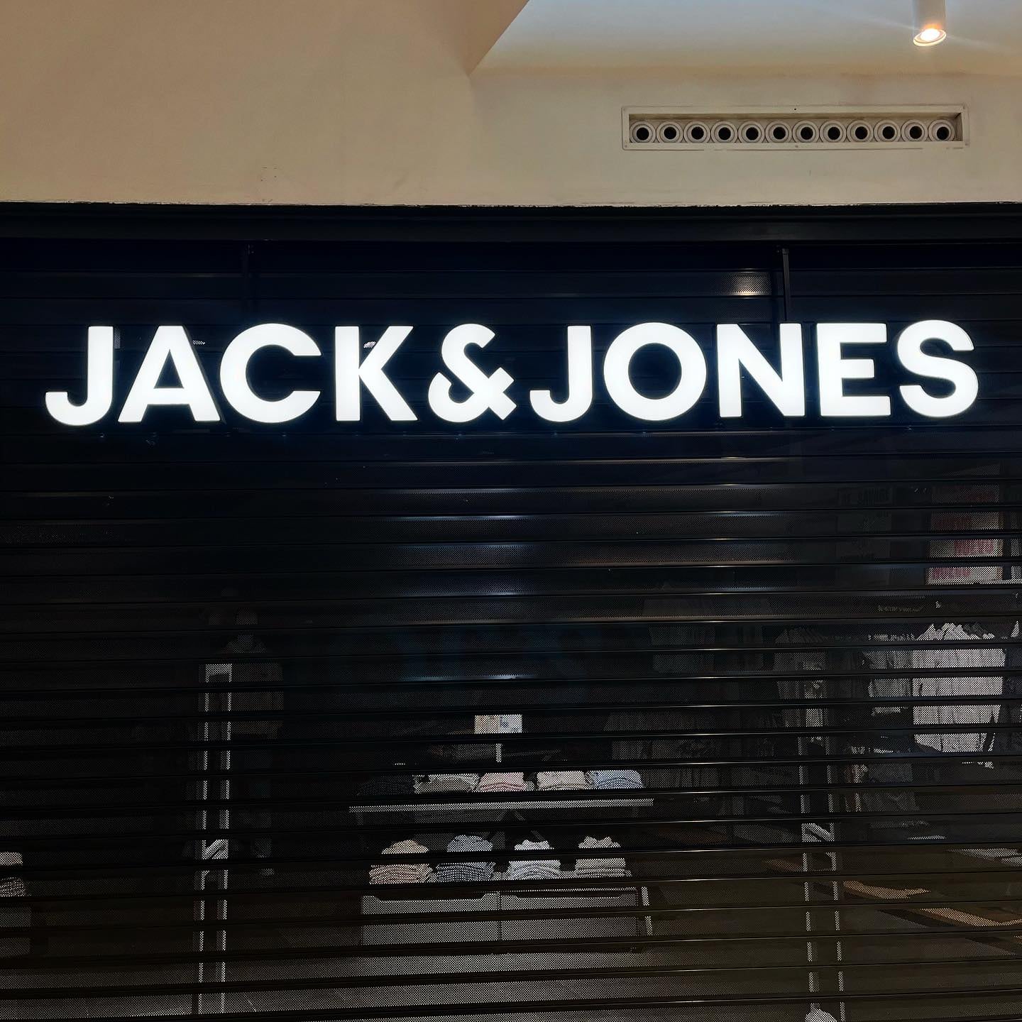 Flaggskylt · 3D LED-skylt för Jack & Jones i Stockholm – foto 4 av 4