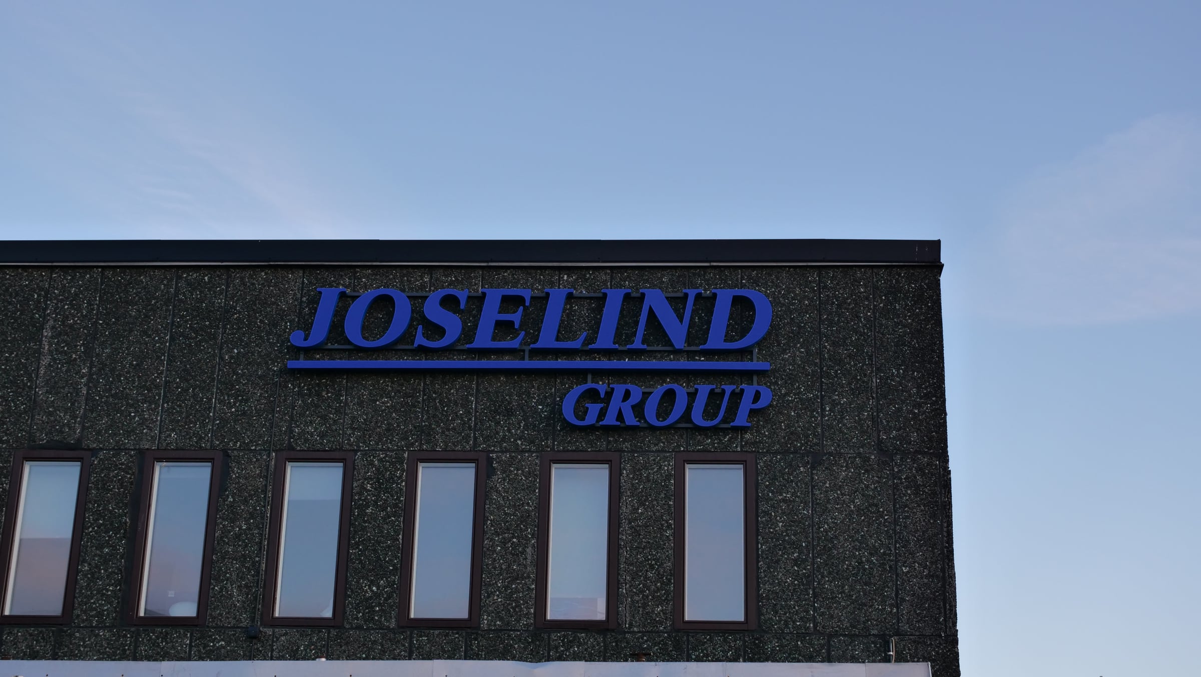 Belyst fasadskylt · Skyltprogram för Joselind Gross i Stockholm – foto 5 av 16