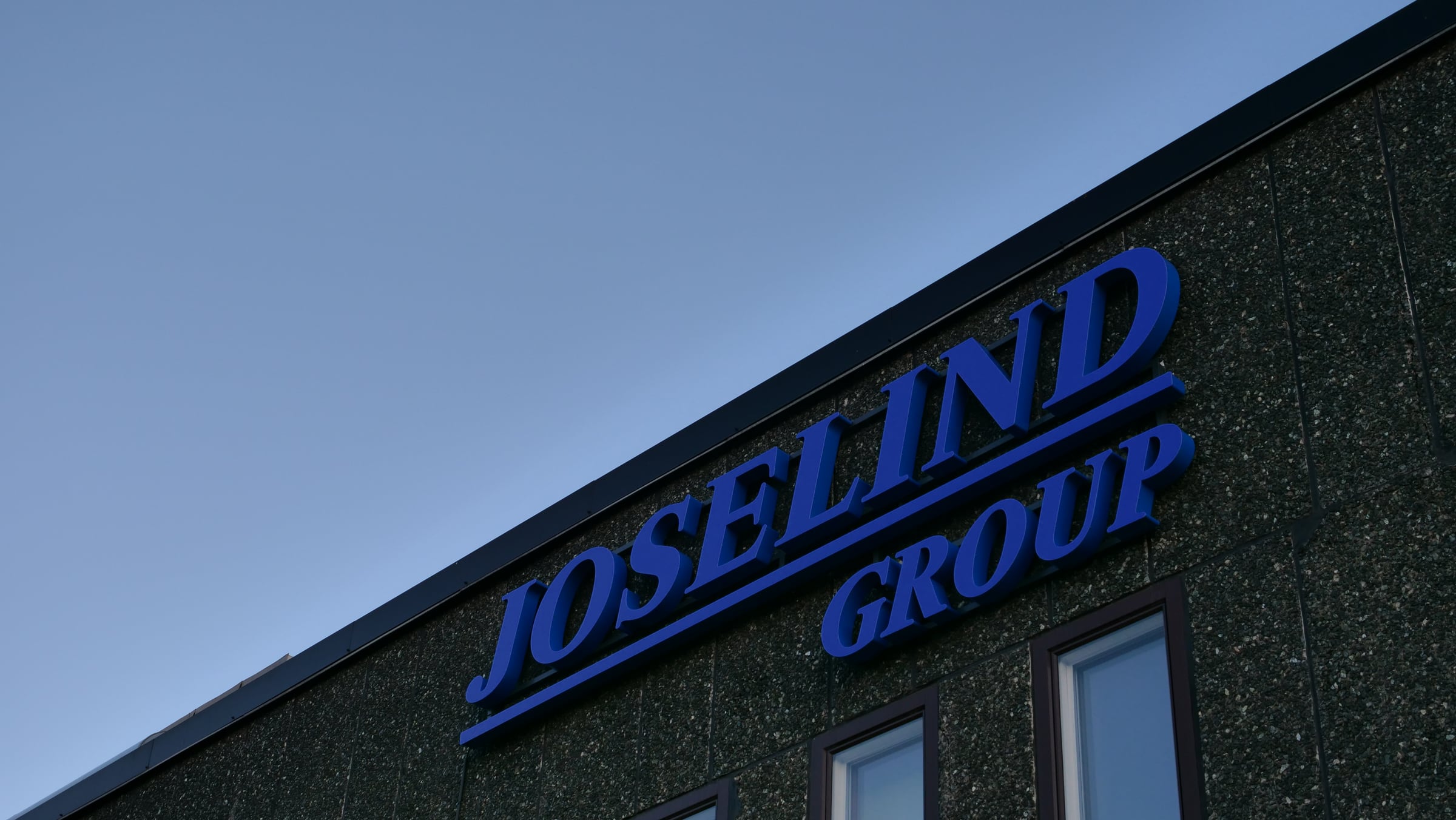 Belyst fasadskylt · Skyltprogram för Joselind Gross i Stockholm – foto 15 av 16