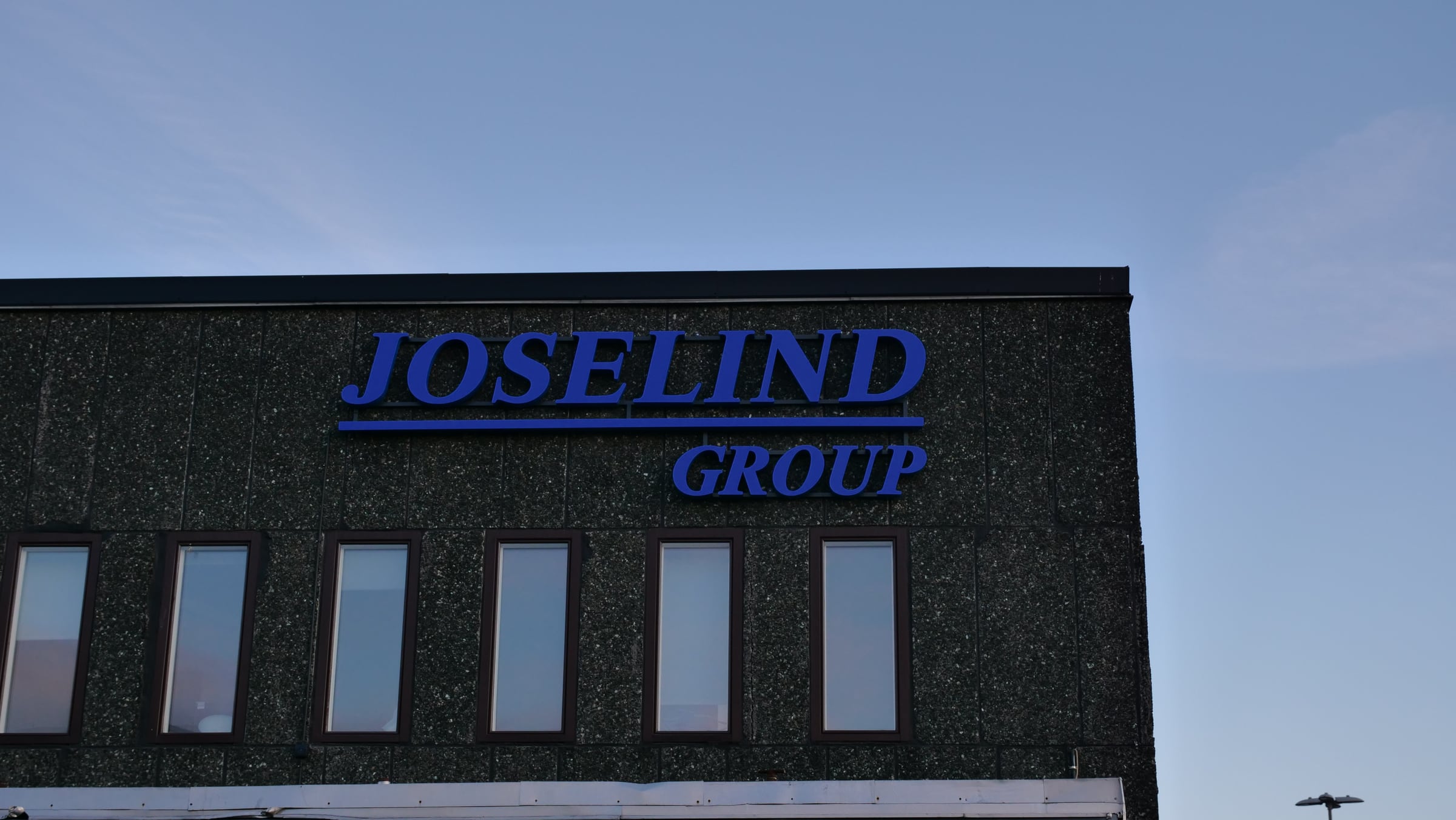 Belyst fasadskylt · Skyltprogram för Joselind Gross i Stockholm – foto 16 av 16