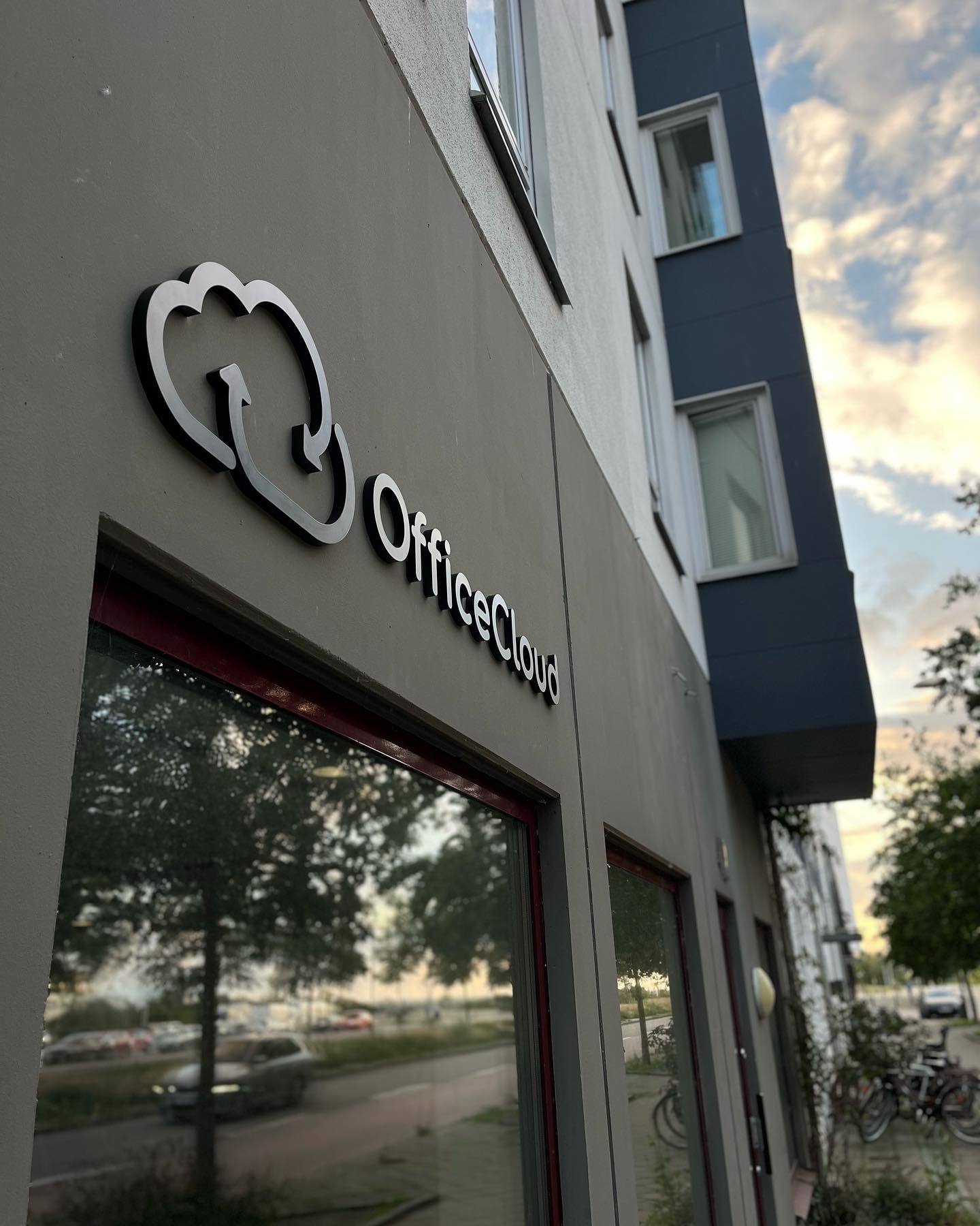 Fasadskylt för Office Cloud i Malmö