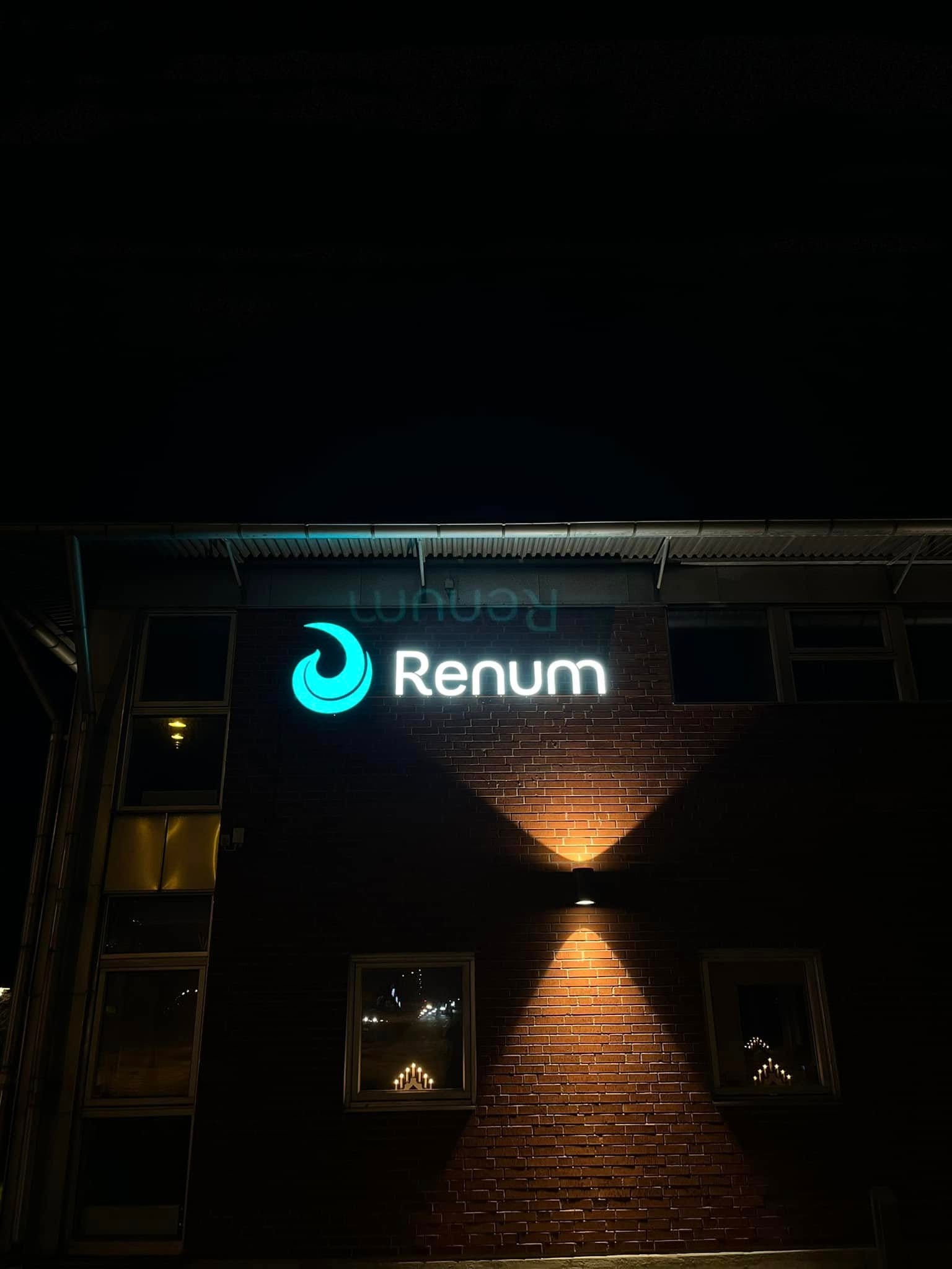 Renum Städs belysta skylt på natten
