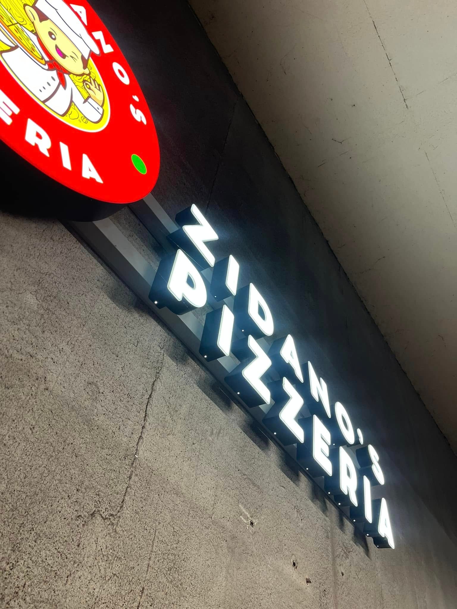 Belysta 3D-bokstäver för Zidanos Pizzeria